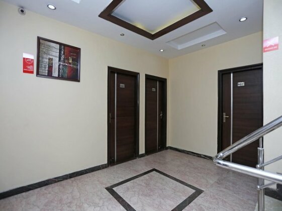 OYO 10588 Hotel Golden Square - Photo4