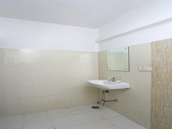 OYO 10588 Hotel Golden Square - Photo5
