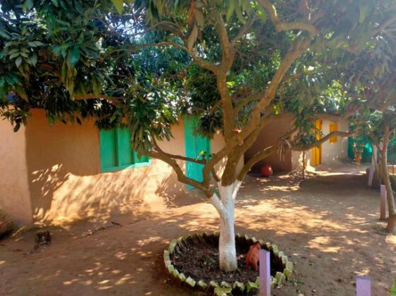 Mudhouse Under Mangoes Homestay - Photo5