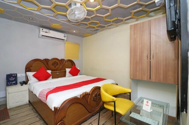 OYO 8672 Hotel Friends - Photo2