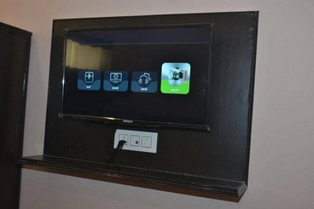 Luvyrooms Deluxe Elite Hotel - Photo3