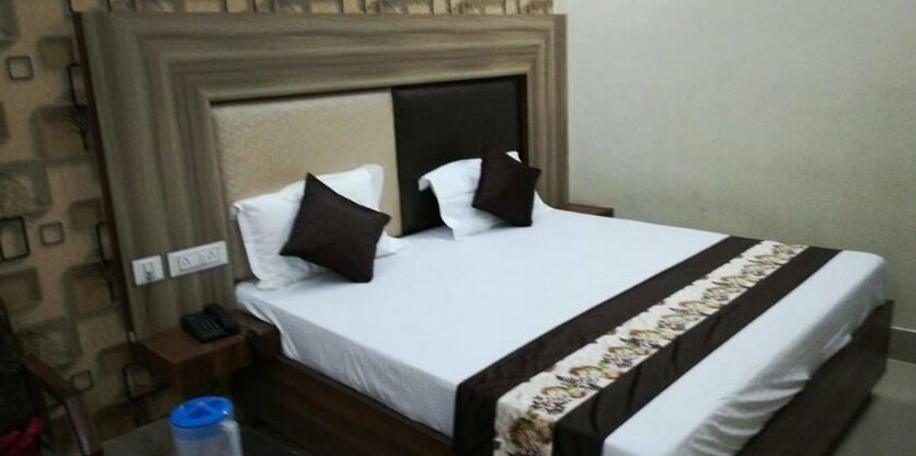 Luvyrooms Deluxe Elite Hotel - Photo4