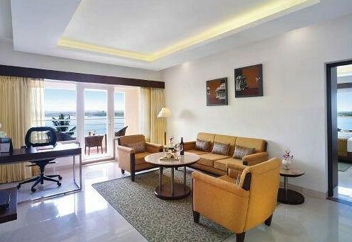 Hotel Naveen Lakeside - Photo4