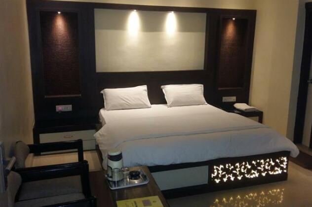 OYO 13063 Hotel Rahul - Photo2