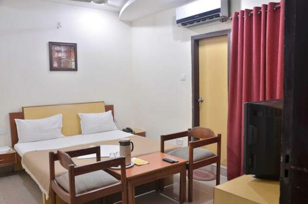 OYO 13063 Hotel Rahul - Photo3