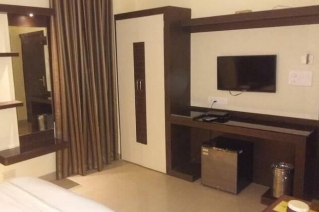 OYO 13063 Hotel Rahul - Photo4