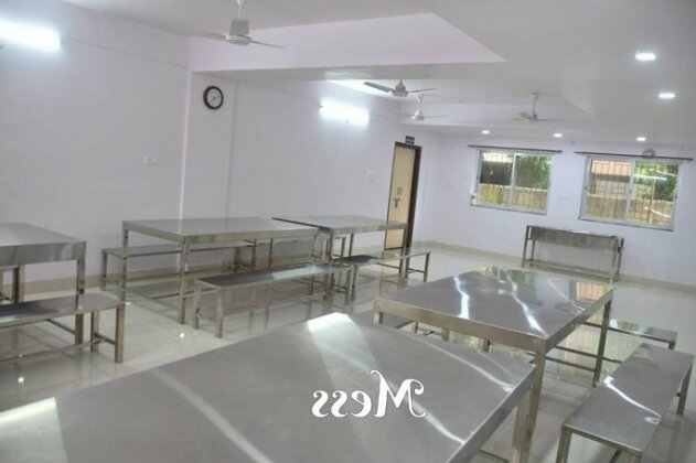 R R Girls Hostel - Photo4
