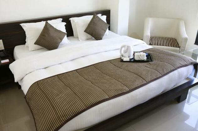 Hotel J R Avezika Comfort - Photo5