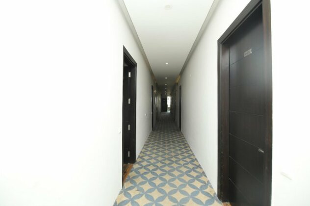 Capital O 42033 Hotel Umrao Inn Deluxe - Photo2