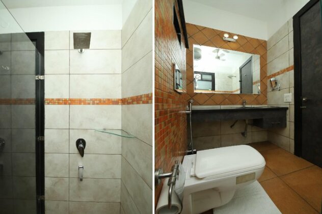 Capital O 42033 Hotel Umrao Inn Deluxe - Photo4