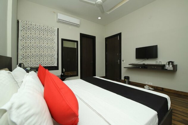 Capital O 42033 Hotel Umrao Inn Deluxe - Photo5