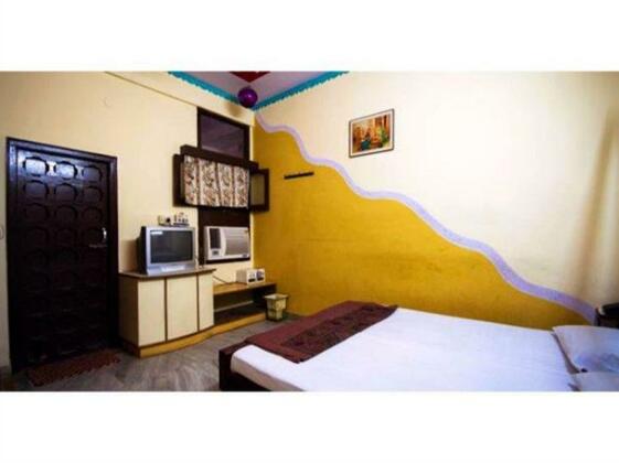 Vista Rooms at Shiv Mandir Road - Photo2