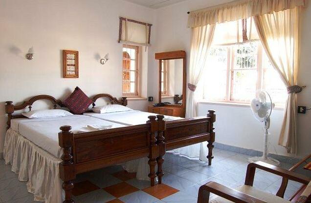 Hotel Tres - Photo2