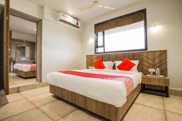 OYO 35932 Hotel Gurukrupa Residency