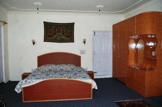 Calm Holiday Inn - Photo2
