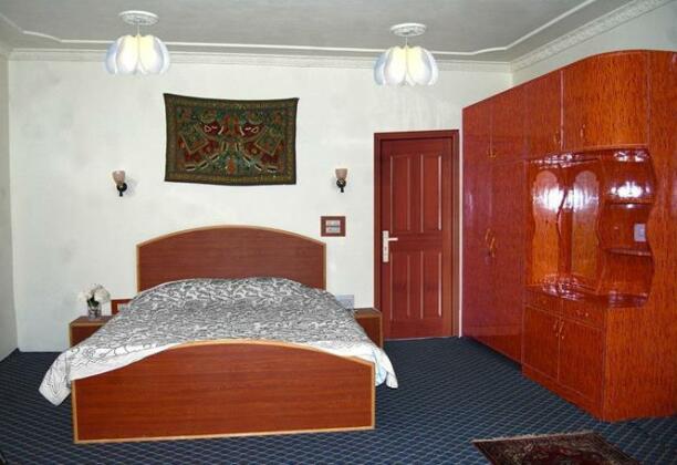Calm Holiday Inn - Photo3