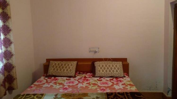 J K Guest House - Photo4