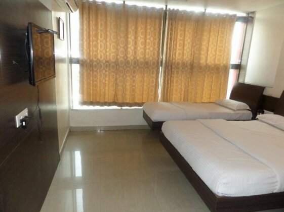 Hotel Mangesh Plaza - Photo2