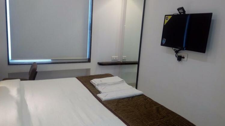 Hotel Sri Sri Executive Lodging - Photo4