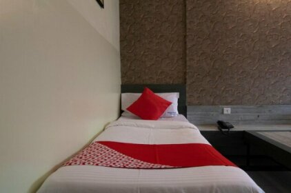 OYO 38585 Cozy Hotel Anand Deluxe