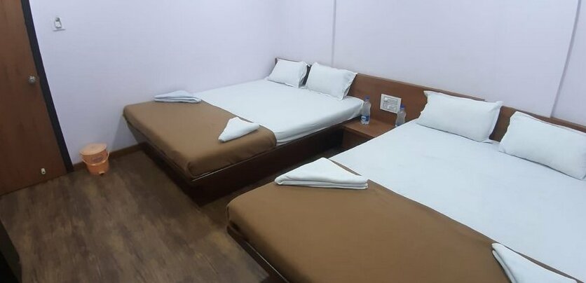 Rajhuns Deluxe Lodging - Photo2