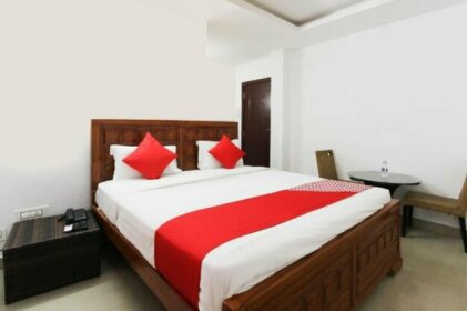 OYO 69782 Hotel Dhakshyani