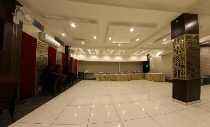 OYO 5758 Hotel Square 36 - Photo2