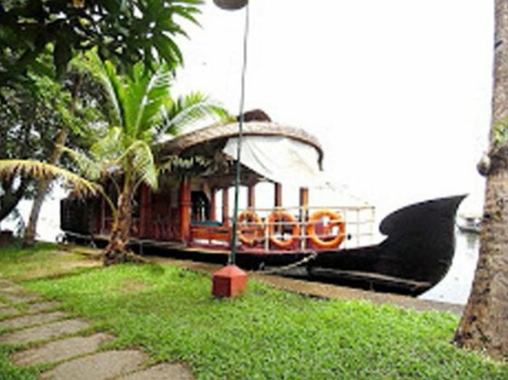 Houseboat cruise in the backwaters of Kerala - Photo3