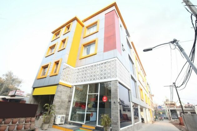 OYO 11367 Hotel Yellow