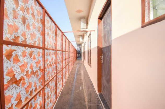 OYO 69434 Hotel Lavaynya - Photo4