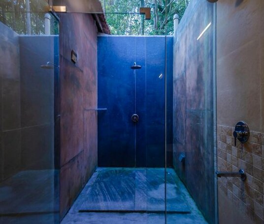 Tall Silver by Vista Rooms - Photo2