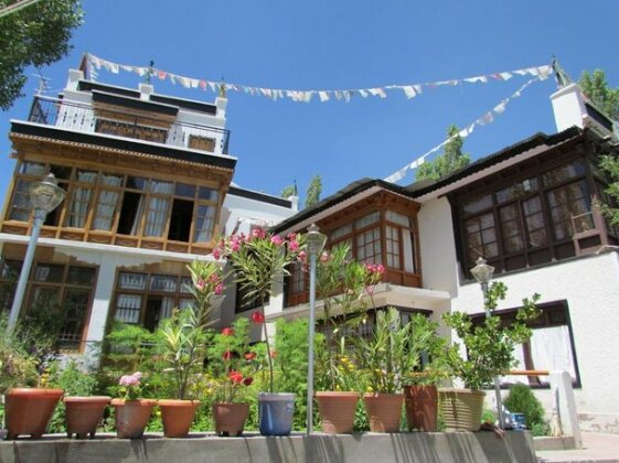 Ashoka Guest House - Photo2