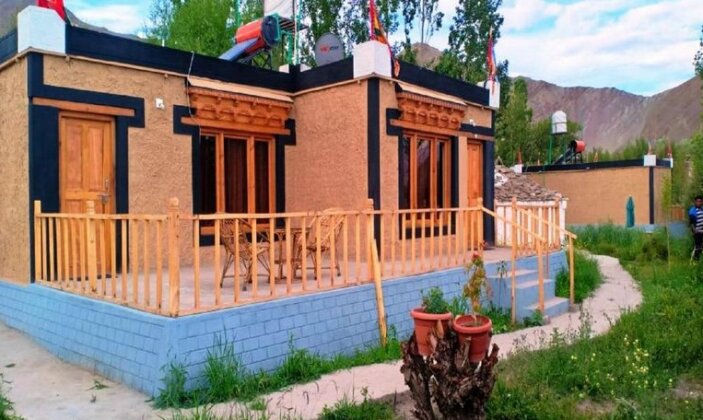 Chomal Huts