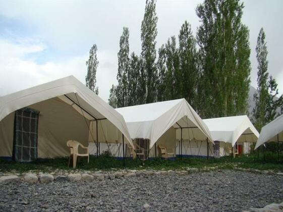 Double Humped Camp - Hunder - Photo2
