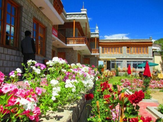 Hotel Charu Palace - Photo2