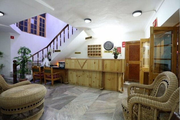 Hotel Charu Palace - Photo3