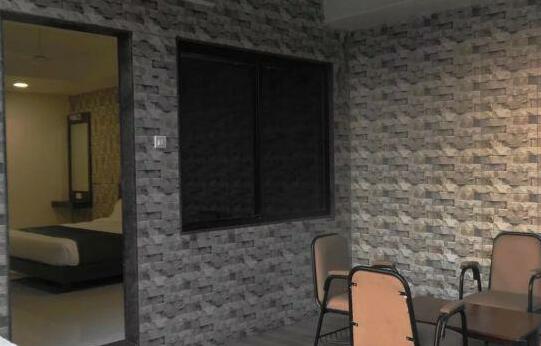 Lion's Den Hotel - Photo3