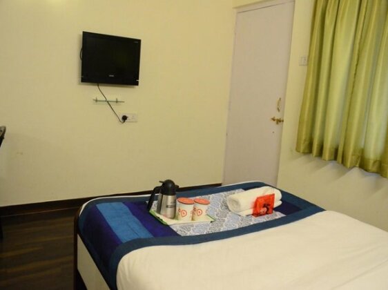 OYO 7647 Hotel Lions Den - Photo5