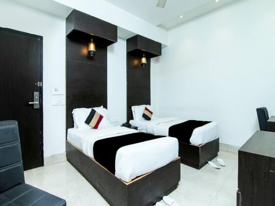 Capital O 28615 Hotel Crossroad - Photo2