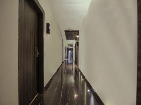 Capital O 28615 Hotel Crossroad - Photo4