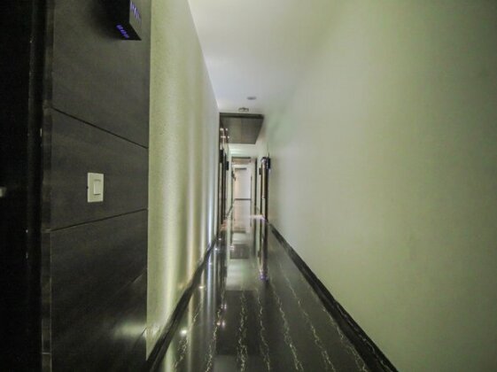 Capital O 28615 Hotel Crossroad - Photo5