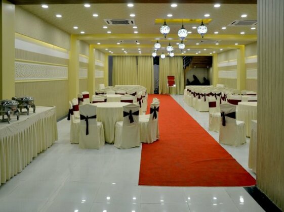 FabHotel Ratana International - Photo3