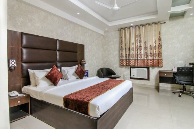 OYO 11532 Hotel SR Grand - Photo2