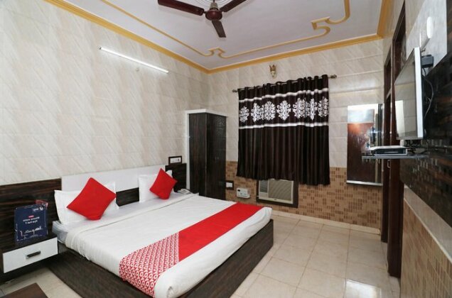 OYO 24585 Pr Palace - Photo2
