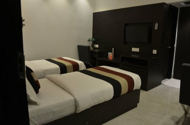 OYO 8175 Crossroad Premium - Photo3