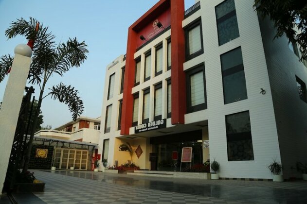 The Golden Apple - Photo2