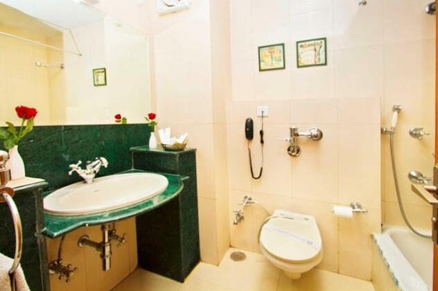 Broadways Inn - Photo5