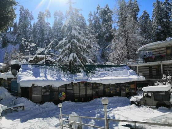YOLO Backpackers Hostel - Photo3