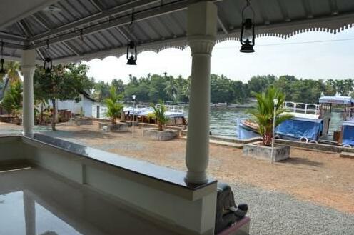 Waterfront Villa Alleppey - Photo4