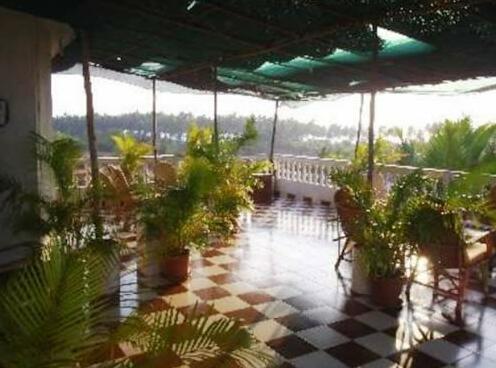 OYO 13311 White Feather Resort - Photo3